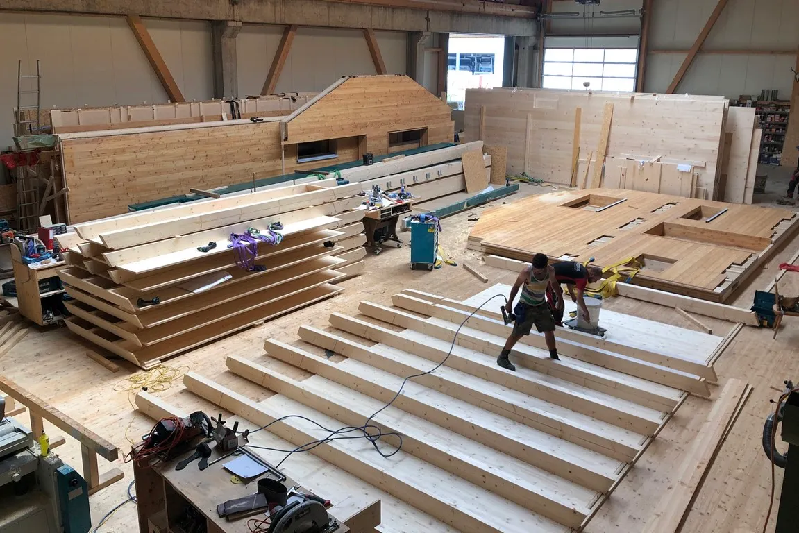 Montage d’éléments préfabriqués dans l’atelier ForBois
