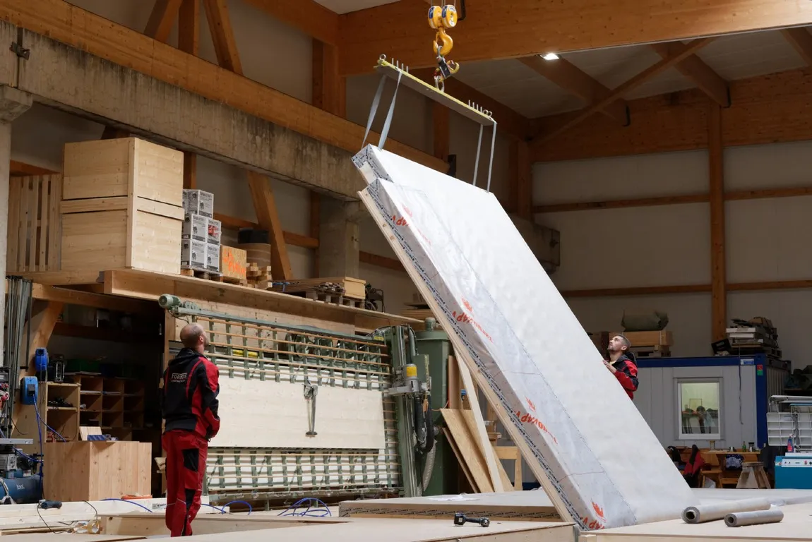 Levage d’un panneau d’ossature dans l’atelier