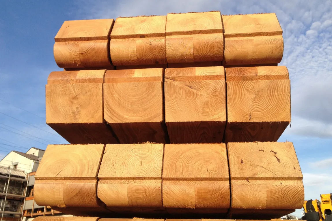 Poutres empilées aux têtes façonnées