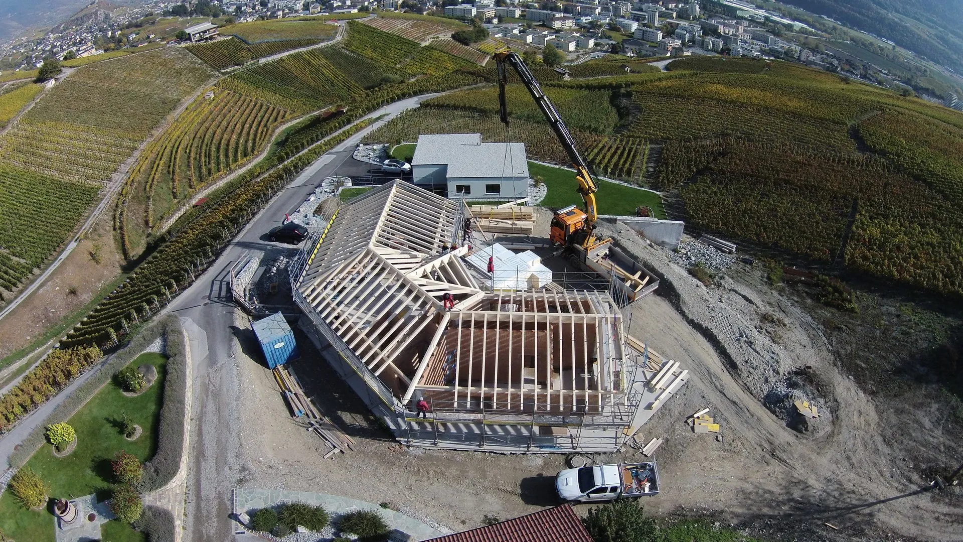 Charpente en cours de montage au milieu des vignes, vue du ciel